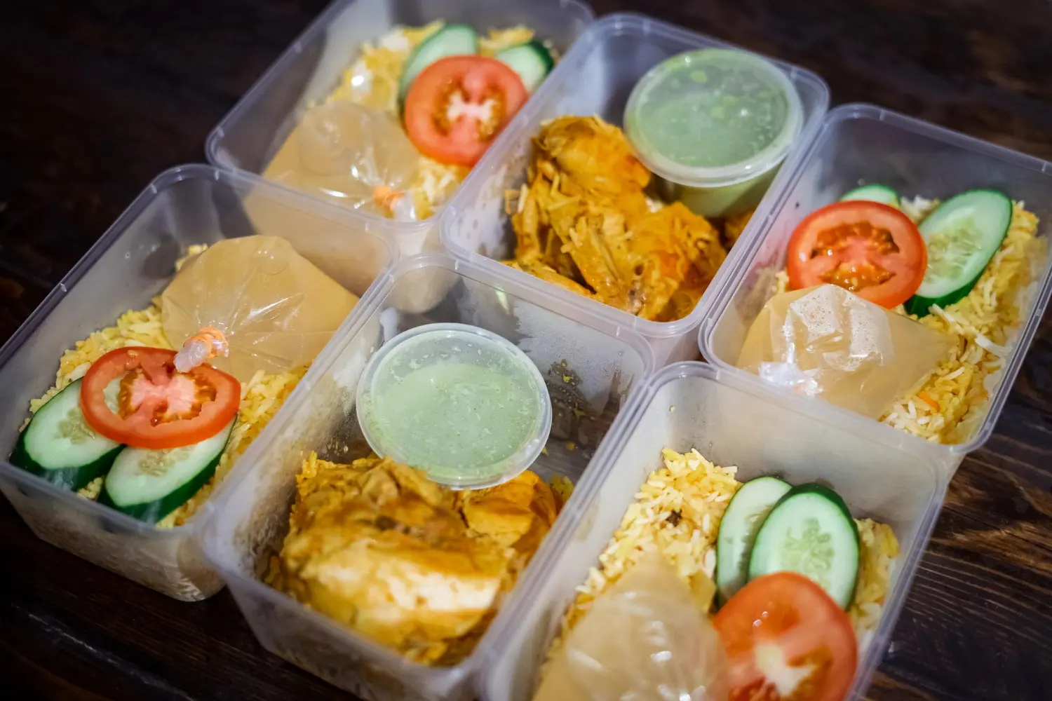 Tips membuat makanan tidak cepat basi dan tahan lama dengan menyimpan makanan dalam wadah bersih dan tertutup.